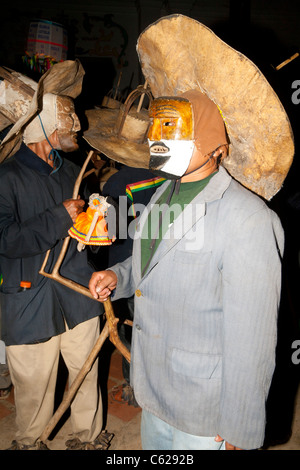 Ichapekene Piesta festival di San Ignacio de Moxos, qui achus con tipici fuochi d'artificio hat Foto Stock