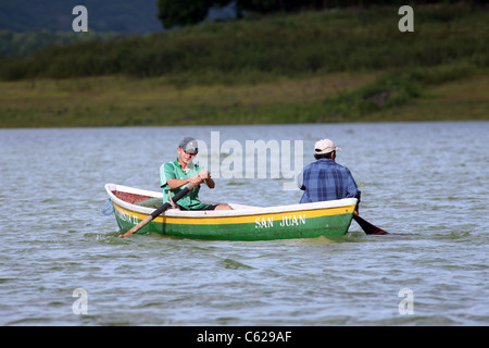 I pescatori di canottaggio e canoa la loro barca sul Lago Suchitlan. Foto Stock