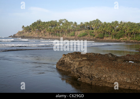 Spiaggia di sabbia nera e ciottoli punto a Las Flores. Las Flores, Usulutan, El Salvador, America Centrale Foto Stock