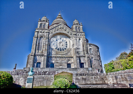 Santa Luzia chiesa che sorge maestosamente in cima a una montagna che si affaccia a Viana do Castelo. Foto Stock