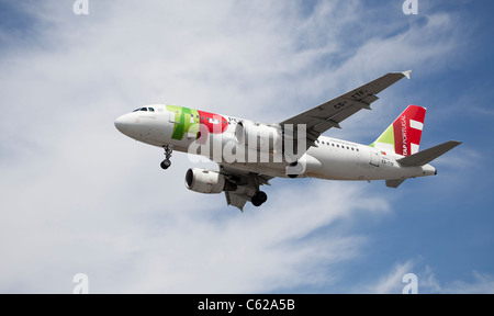TAP Portugal, la compagnia aerea nazionale del Portogallo volando a bassa quota sopra l'aeroporto Heathrow di Londra. Foto Stock