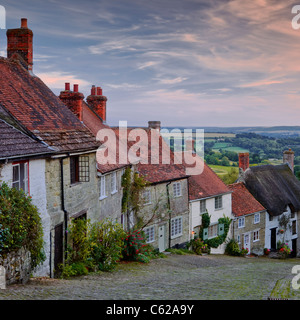 L'iconico e classic vista dalla Collina d'oro in Shaftesbury, Dorset. Le case qui data dal XVII secolo. Foto Stock