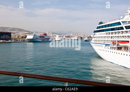 Pireo,trafficato porto,Navi da Crociera,ingresso al Mar Egeo,Fast Ferries,rimorchiatori,Fire assistere,Viste della terraferma,Container Terminal,Grecia Foto Stock