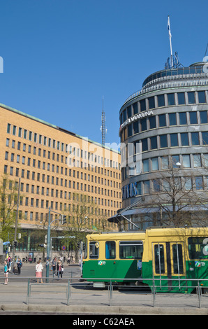 Un tram lungo occupato Mannerheimintie davanti al Sokos Department Store e il principale ufficio postale nel centro di Helsinki, Finlandia Foto Stock