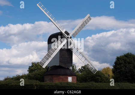 Mountnessing post mulino incastonato nella campagna inglese e con un cielo blu e alcune nuvole Foto Stock