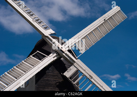 Mountnessing post mulino incastonato nella campagna inglese e con un cielo blu e alcune nuvole Foto Stock