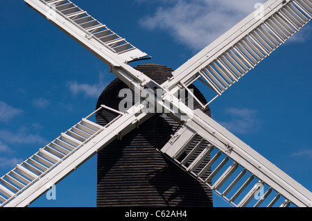 Mountnessing post mulino incastonato nella campagna inglese e con un cielo blu e alcune nuvole Foto Stock