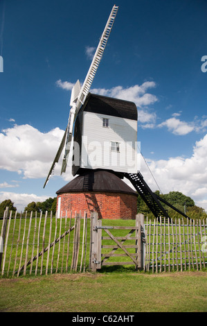 Mountnessing post mulino incastonato nella campagna inglese e con un cielo blu e alcune nuvole Foto Stock