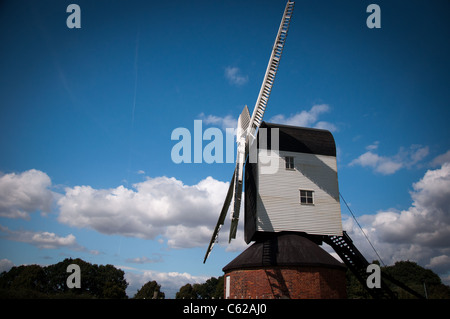 Mountnessing post mulino incastonato nella campagna inglese e con un cielo blu e alcune nuvole Foto Stock