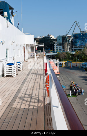 Pireo,trafficato porto,Navi da Crociera,ingresso al Mar Egeo,Fast Ferries,rimorchiatori,Fire assistere,Viste della terraferma,Container Terminal,Grecia Foto Stock