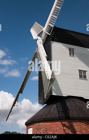 Mountnessing post mulino incastonato nella campagna inglese e con un cielo blu e alcune nuvole Foto Stock