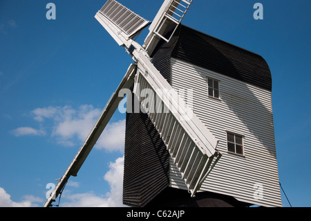 Mountnessing post mulino incastonato nella campagna inglese e con un cielo blu e alcune nuvole Foto Stock