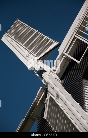 Mountnessing post mulino incastonato nella campagna inglese e con un cielo blu e alcune nuvole Foto Stock