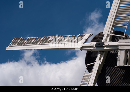 Mountnessing post mulino incastonato nella campagna inglese e con un cielo blu e alcune nuvole Foto Stock