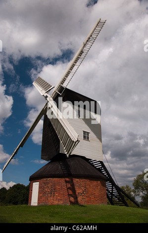 Mountnessing post mulino incastonato nella campagna inglese e con un cielo blu e alcune nuvole Foto Stock