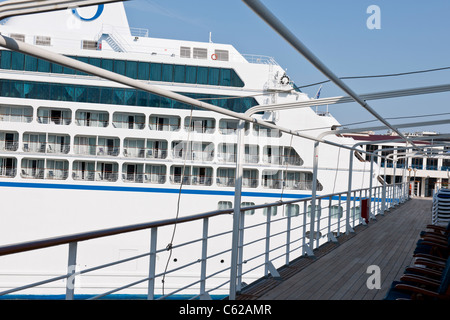 Pireo,trafficato porto,Navi da Crociera,ingresso al Mar Egeo,Fast Ferries,rimorchiatori,Fire assistere,Viste della terraferma,Container Terminal,Grecia Foto Stock