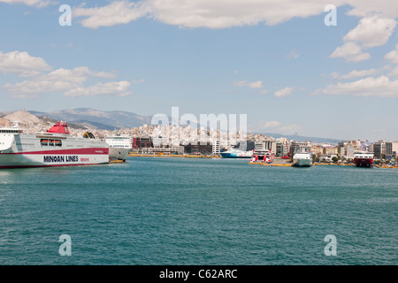 Pireo,trafficato porto,Navi da Crociera,ingresso al Mar Egeo,Fast Ferries,rimorchiatori,Fire assistere,Viste della terraferma,Container Terminal,Grecia Foto Stock