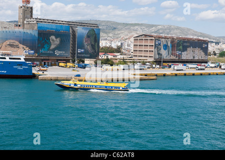 Pireo,trafficato porto,Navi da Crociera,ingresso al Mar Egeo,Fast Ferries,rimorchiatori,Fire assistere,Viste della terraferma,Container Terminal,Grecia Foto Stock