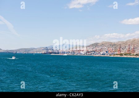 Pireo,trafficato porto,Navi da Crociera,ingresso al Mar Egeo,Fast Ferries,rimorchiatori,Fire assistere,Viste della terraferma,Container Terminal,Grecia Foto Stock