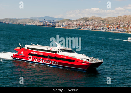 Pireo,trafficato porto,Navi da Crociera,ingresso al Mar Egeo,Fast Ferries,rimorchiatori,Fire assistere,Viste della terraferma,Container Terminal,Grecia Foto Stock