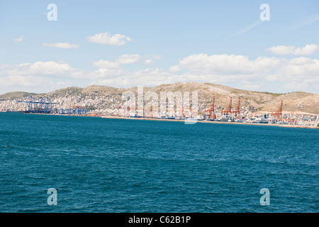 Pireo,trafficato porto,Navi da Crociera,ingresso al Mar Egeo,Fast Ferries,rimorchiatori,Fire assistere,Viste della terraferma,Container Terminal,Grecia Foto Stock