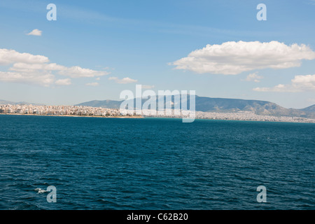 Pireo,trafficato porto,Navi da Crociera,ingresso al Mar Egeo,Fast Ferries,rimorchiatori,Fire assistere,Viste della terraferma,Container Terminal,Grecia Foto Stock