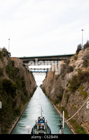 Canale di Corinto,approcci,che collega il mar Ionio con il Mare Egeo,in transito Canal con Minerva nave da crociera,Swan Hellenic,Grecia Foto Stock