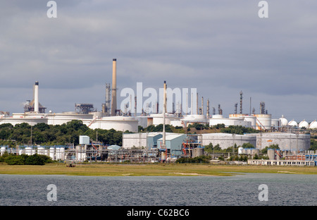 Fawley raffineria di petrolio su Southampton acqua nel sud dell Inghilterra REGNO UNITO Foto Stock