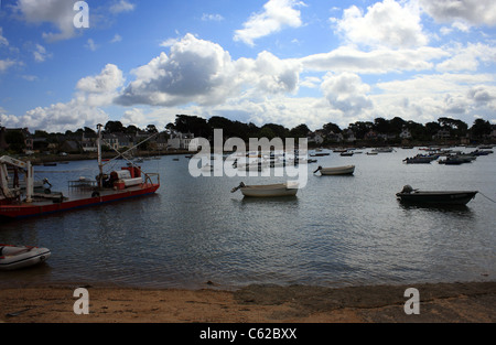 Viste Larmor-Baden dal porto Lagaden su Golfe du Morbihan, Morbihan, in Bretagna, Francia Foto Stock