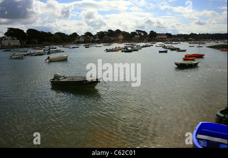 Viste Larmor-Baden dal porto Lagaden su Golfe du Morbihan, Morbihan, in Bretagna, Francia Foto Stock