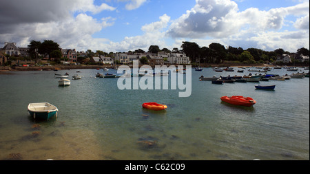 Viste Larmor-Baden dal porto Lagaden su Golfe du Morbihan, Morbihan, in Bretagna, Francia Foto Stock