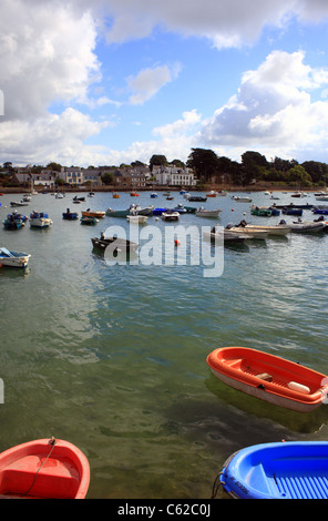 Viste Larmor-Baden dal porto Lagaden su Golfe du Morbihan, Morbihan, in Bretagna, Francia Foto Stock