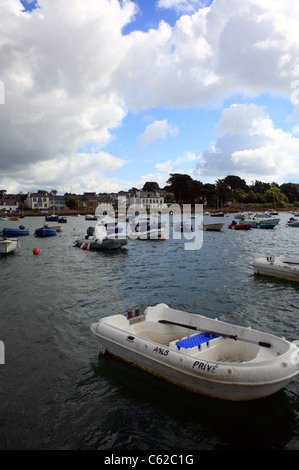 Viste Larmor-Baden dal porto Lagaden su Golfe du Morbihan, Morbihan, in Bretagna, Francia Foto Stock