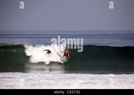 Navigare al 'Mexican Pipeline" Zicatela sulla spiaggia di Puerto Escondido, Messico. Foto Stock