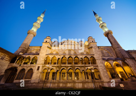 Sultan Ahmet architettura moschea anche conosciuta come la Moschea Blu di notte ad Istanbul in Turchia Foto Stock