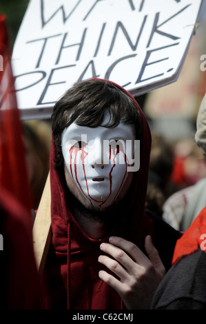 I manifestanti contro il commercio di armi fanno la loro strada dal centro città di Brighton fuori per la fabbrica di Edo in Moulsecoomb Foto Stock