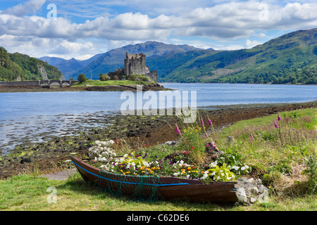 Vista in direzione di Eilean Donan Castle e Loch Duich, Highland, Scotland, Regno Unito. Paesaggio scozzese / Paesaggi / CASTELLI Foto Stock
