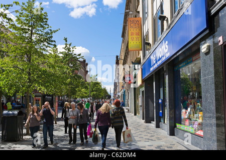 Negozi di Sauchiehall Street nel centro della città di Glasgow, Scotland, Regno Unito Foto Stock