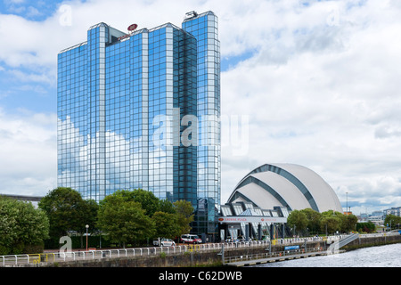 Il Crowne Plaza Hotel con 'l'Armadillo' (il Clyde Auditorium) dietro, sul fiume Clyde, Glasgow, Scotland, Regno Unito Foto Stock