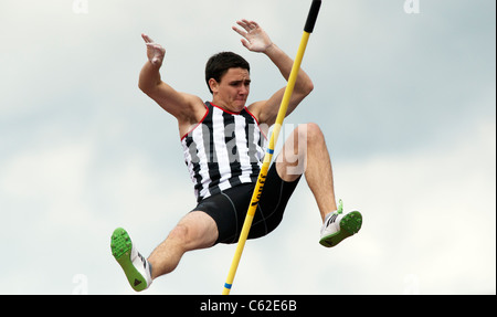 Pole vaulter cancella la barra Foto Stock