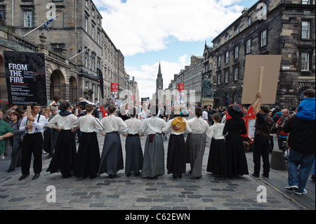 Fringe esecutori della High Street di Edimburgo durante il Fringe Festival 2011 Foto Stock