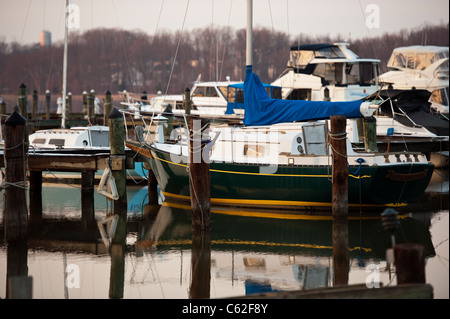 Barche ormeggiate in inverno a Virginia Marina Foto Stock