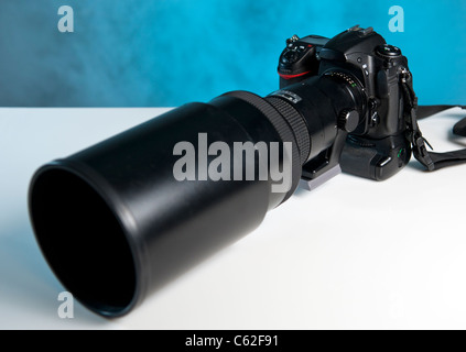 Reflex digitale con un lungo un teleobiettivo attaccata Foto Stock
