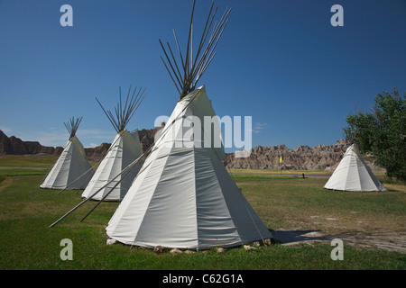 Quattro wigwam vuoti su una prateria di Badlands nella riserva indiana di Pine Ridge Lakota Oglala Sioux, South Dakota, negli Stati Uniti, ad alta risoluzione orizzontale Foto Stock