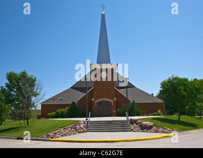 Vista frontale della moderna chiesa del Santo Rosario situata nella riserva indiana Oglala Lakota Sioux Pine Ridge nel South Dakota Stati Uniti nessuno orizzontale ad alta risoluzione Foto Stock