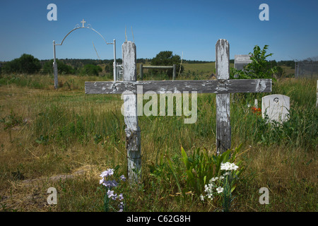 Tomba gemella con due croci collegate nello storico cimitero indiano Oglala Sioux nella riserva Pine Ridge South Dakota negli Stati Uniti ad alta risoluzione orizzontale Foto Stock
