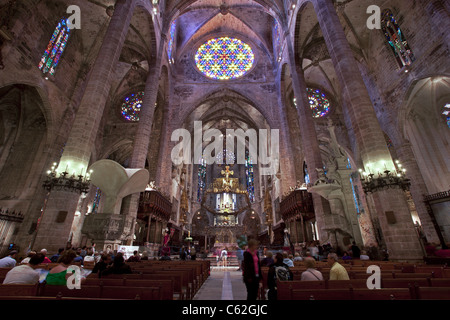 Basilica Cattedrale Palma Mallorca cappella interna, storico soffitto, gli archi e le colonne. Colorate rosone. Foto Stock