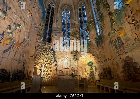 Basilica Cattedrale Palma Mallorca cappella di pani e pesci. Skiff, frutta, pesce e creature del mare. Le finestre di vetro macchiate. Foto Stock