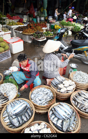 Prodotti freschi al mercato centrale. Foto Stock