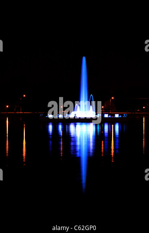 Una lunga esposizione immagine di Denver è prismatico storica fontana elettrica sul lago Ferril nel parco della città illuminata di notte. Foto Stock